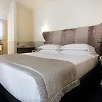 מלון דירות Unica 4*